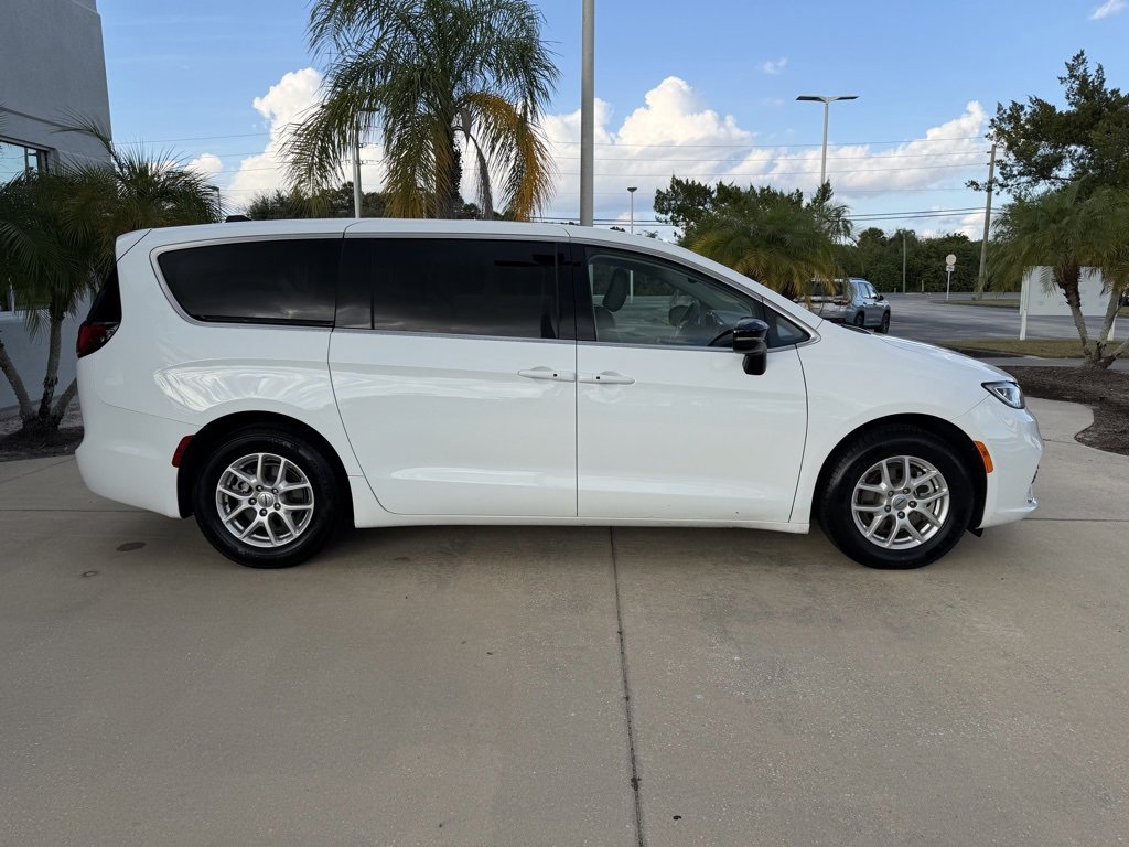 Used 2024 Chrysler Pacifica Touring-L image 3