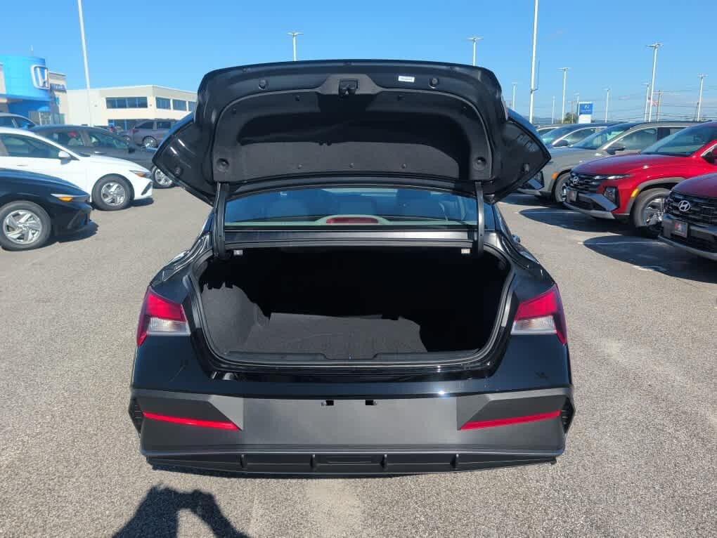 New 2026 Hyundai Elantra SE FWD image 18