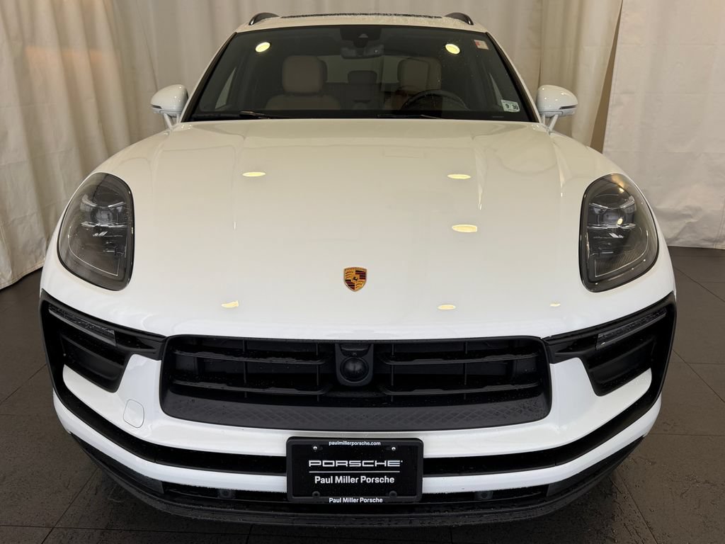 Certified 2025 Porsche Macan AWD/4WD image 6