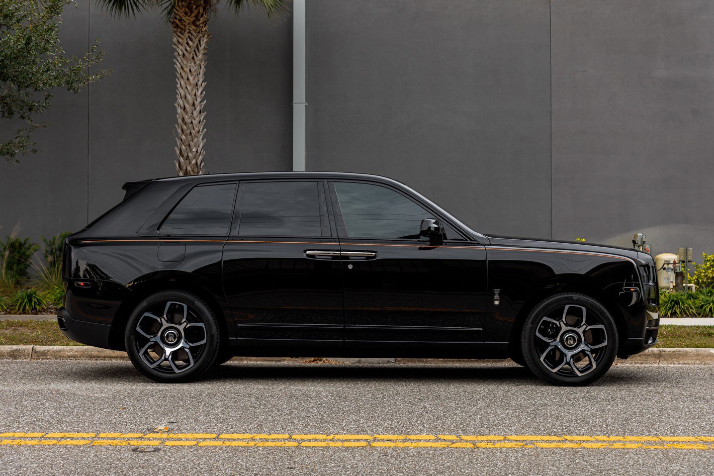 Used 2022 Rolls-Royce Cullinan Black Badge w/ Dark Exterior Package image 8