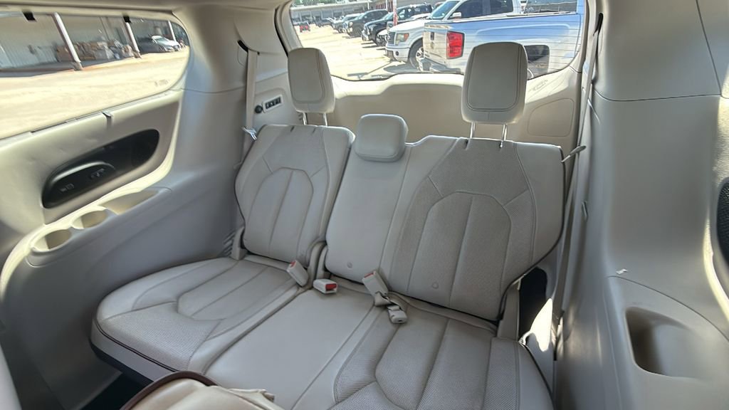 Used 2017 Chrysler Pacifica Limited image 17