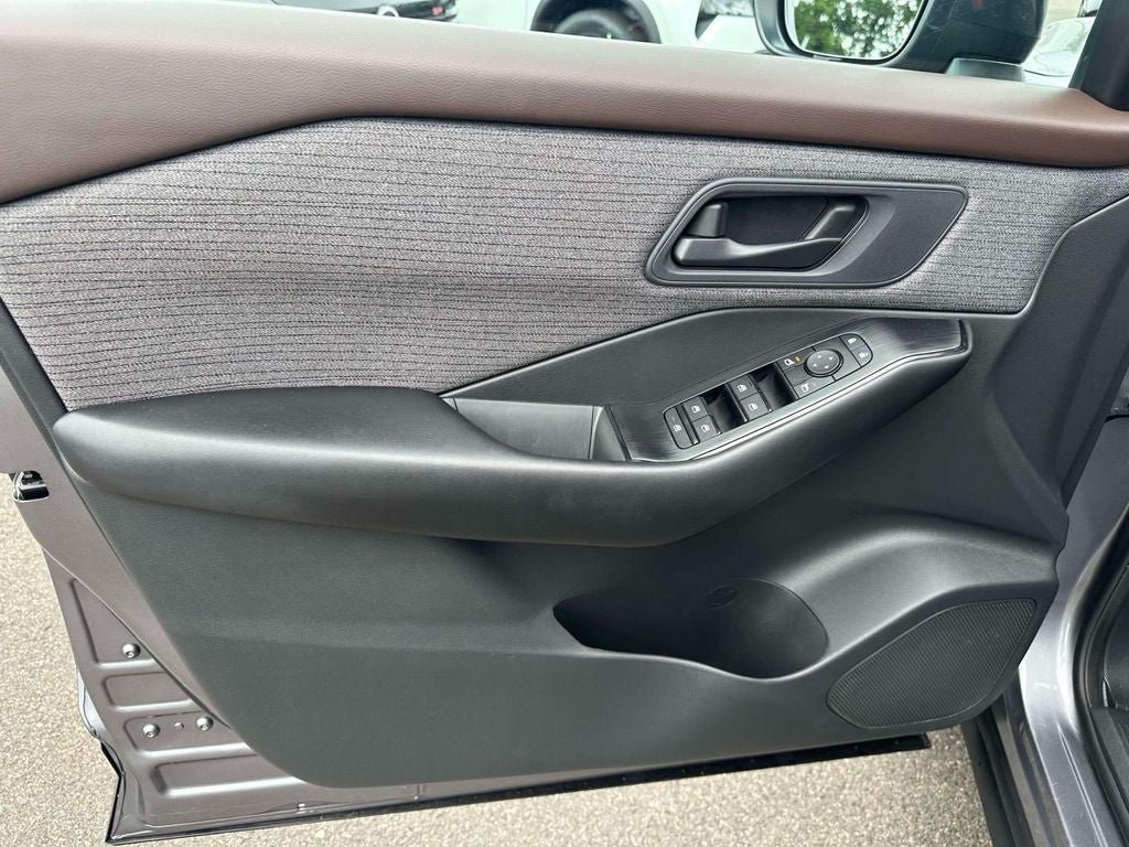 Used 2023 Nissan Rogue S AWD/4WD image 16