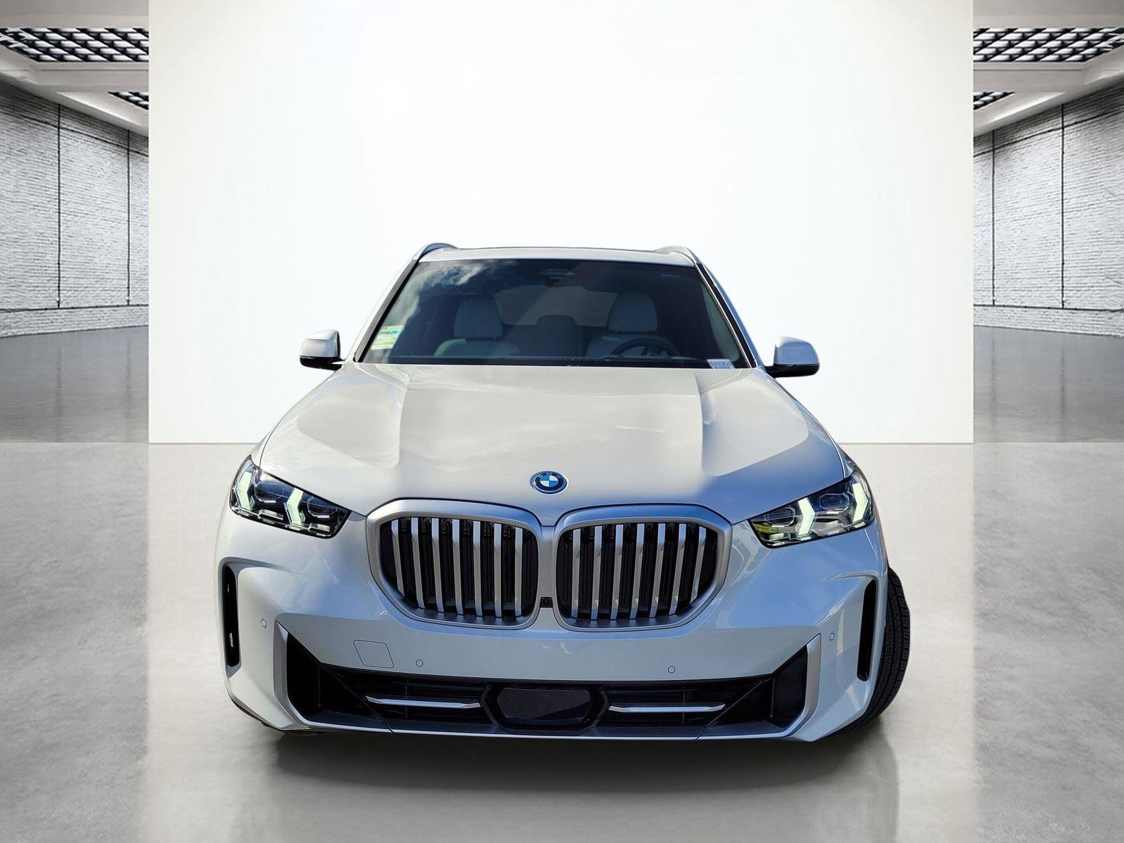 New 2026 BMW X5 xDrive50e w/ Premium Package AWD/4WD image 3