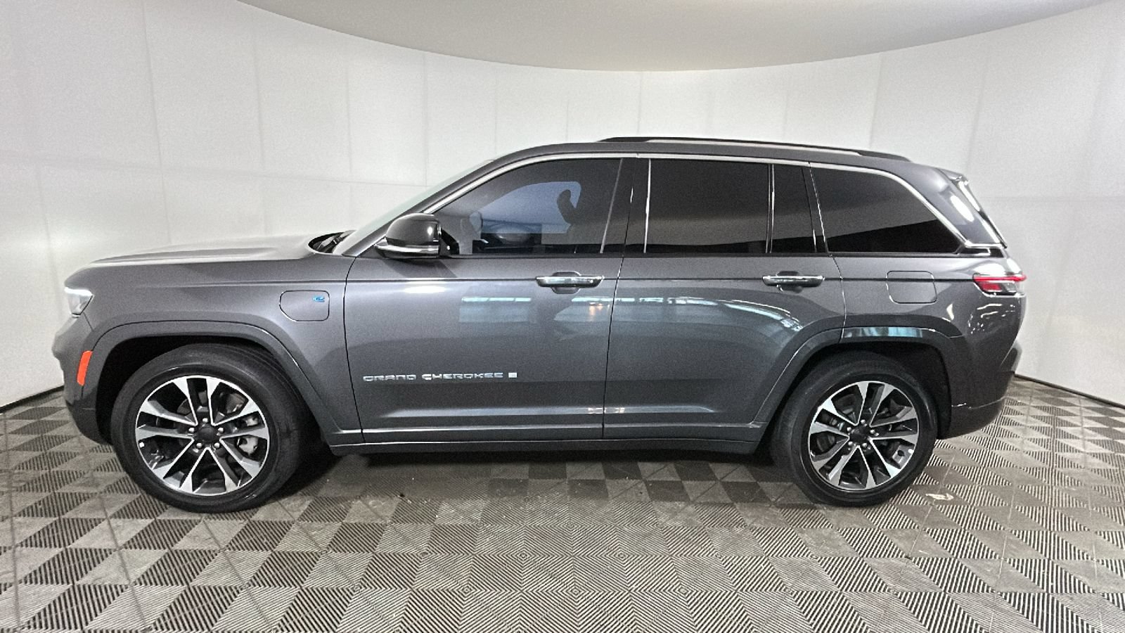 Used 2023 Jeep Grand Cherokee Overland w/ Luxury Tech Group IV AWD/4WD image 7
