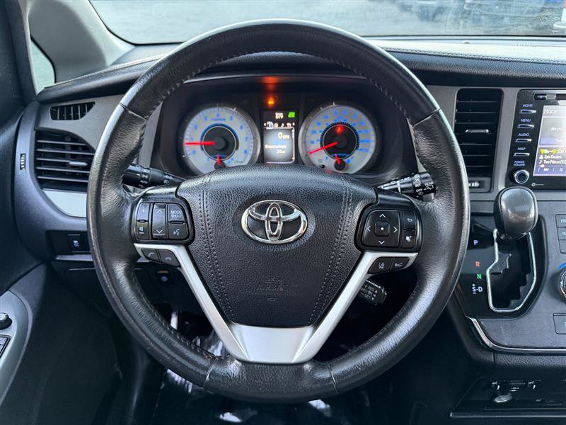 Used 2018 Toyota Sienna SE Premium w/ Carpet Mat Package FWD image 31