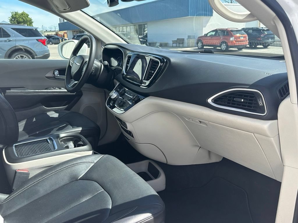 Used 2022 Chrysler Pacifica Touring-L FWD image 26