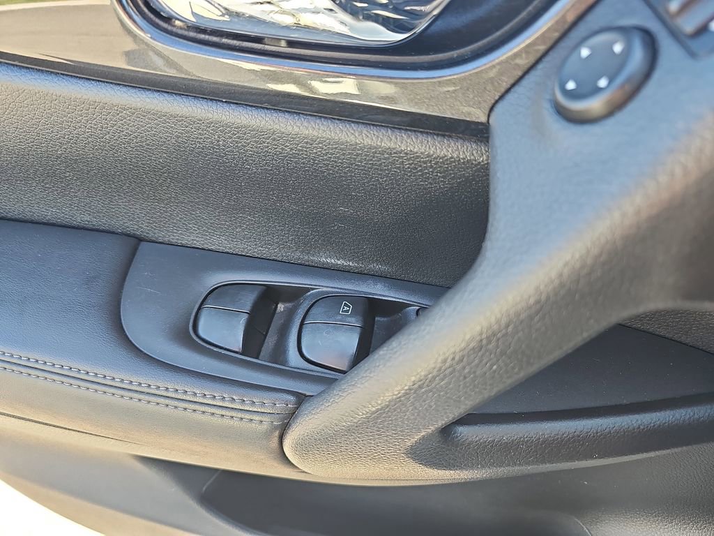 Used 2017 Nissan Rogue SV AWD/4WD image 27
