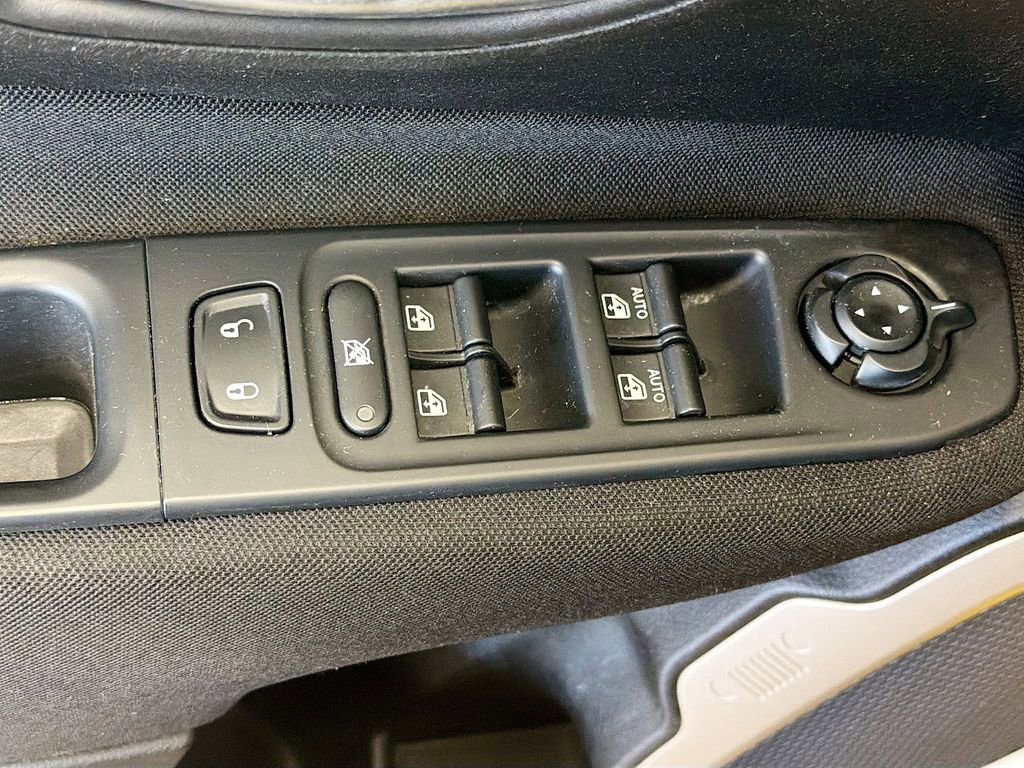 Used 2017 Jeep Renegade Latitude image 17