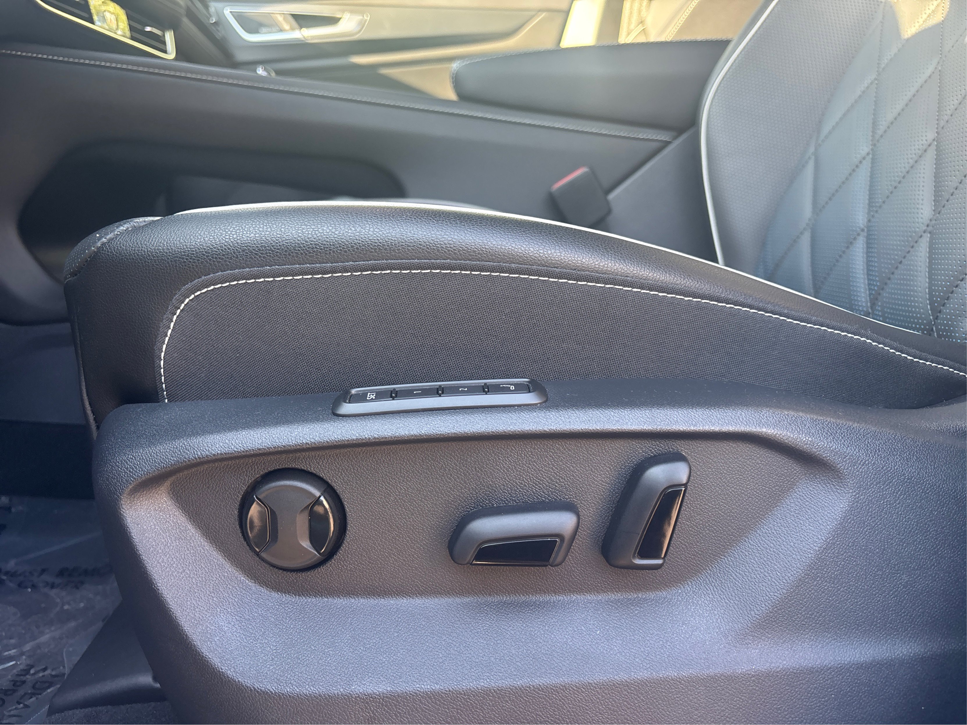 Used 2025 Volkswagen Atlas Cross Sport SEL Premium R-Line image 22