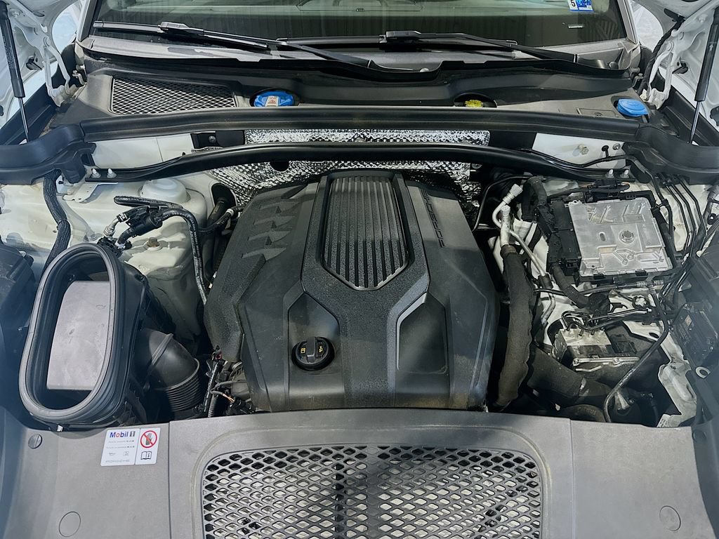 Used 2024 Porsche Macan AWD/4WD image 31