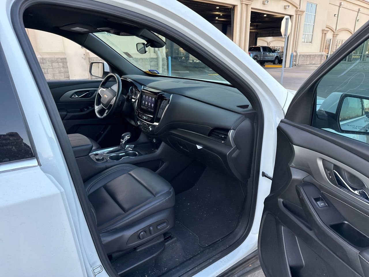 Used 2023 Chevrolet Traverse LT image 15