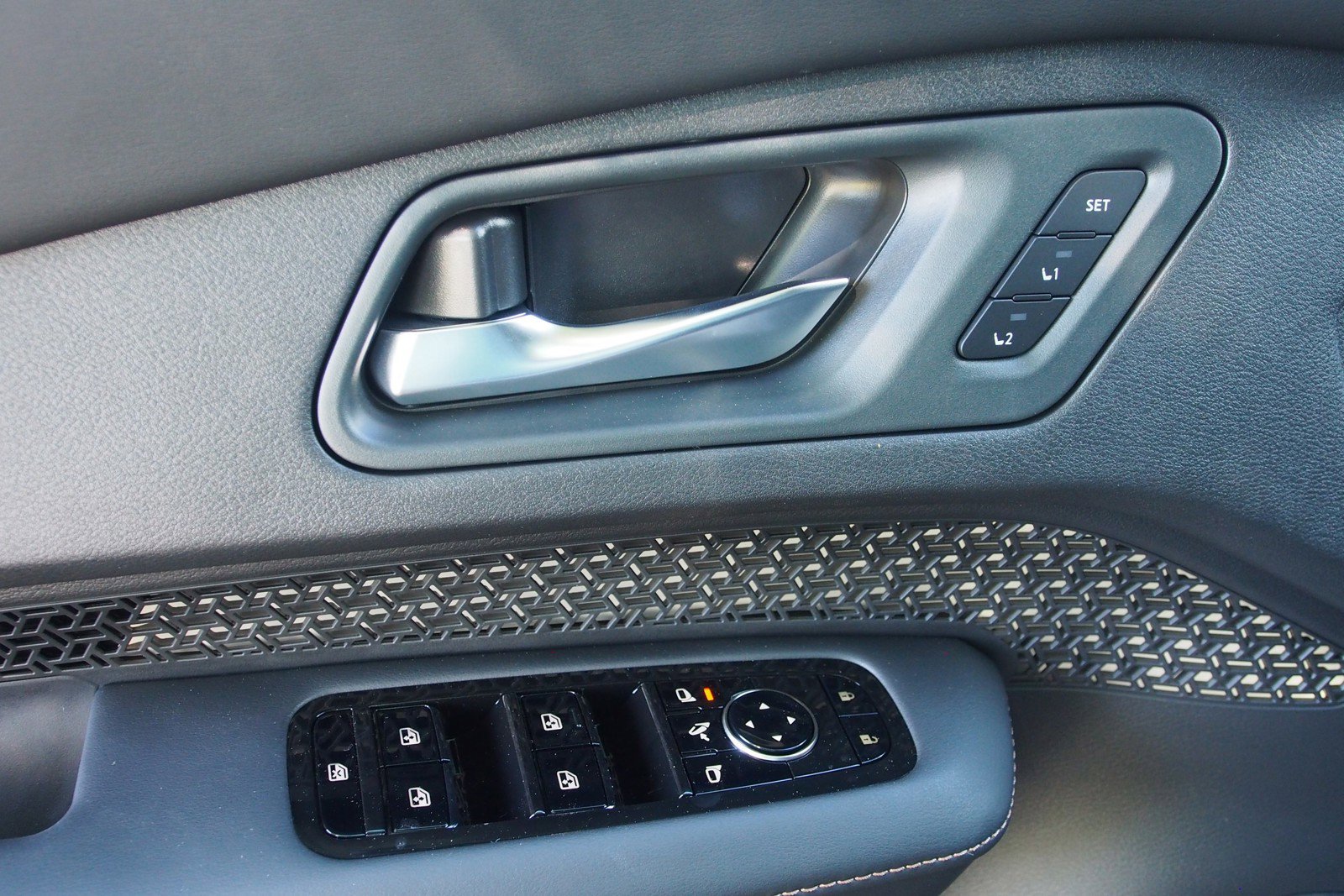 New 2025 Nissan Ariya EVOLVE+ image 18