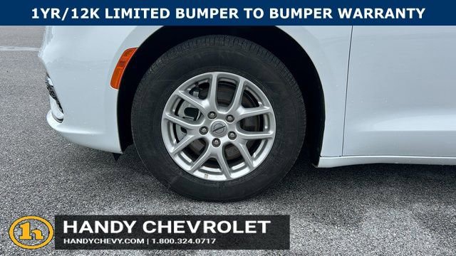 Used 2024 Chrysler Pacifica Touring-L FWD image 12