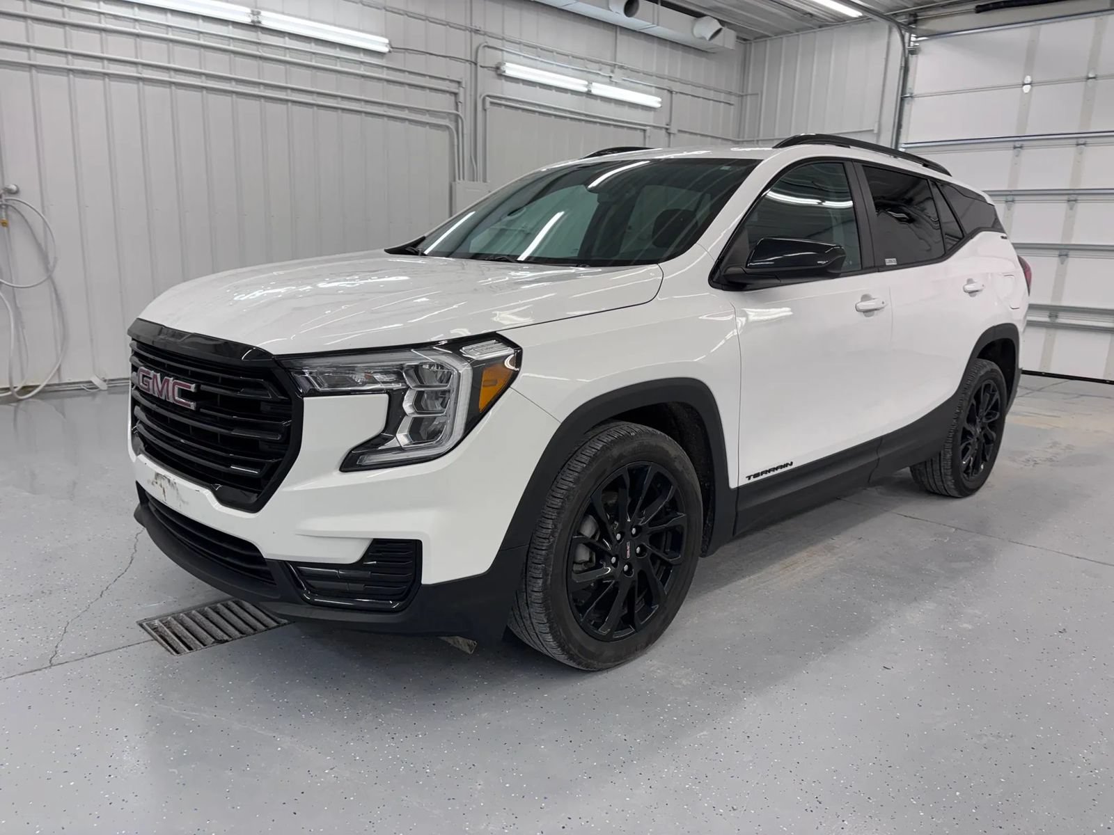 Used 2024 GMC Terrain SLE w/ Elevation Edition FWD image 10