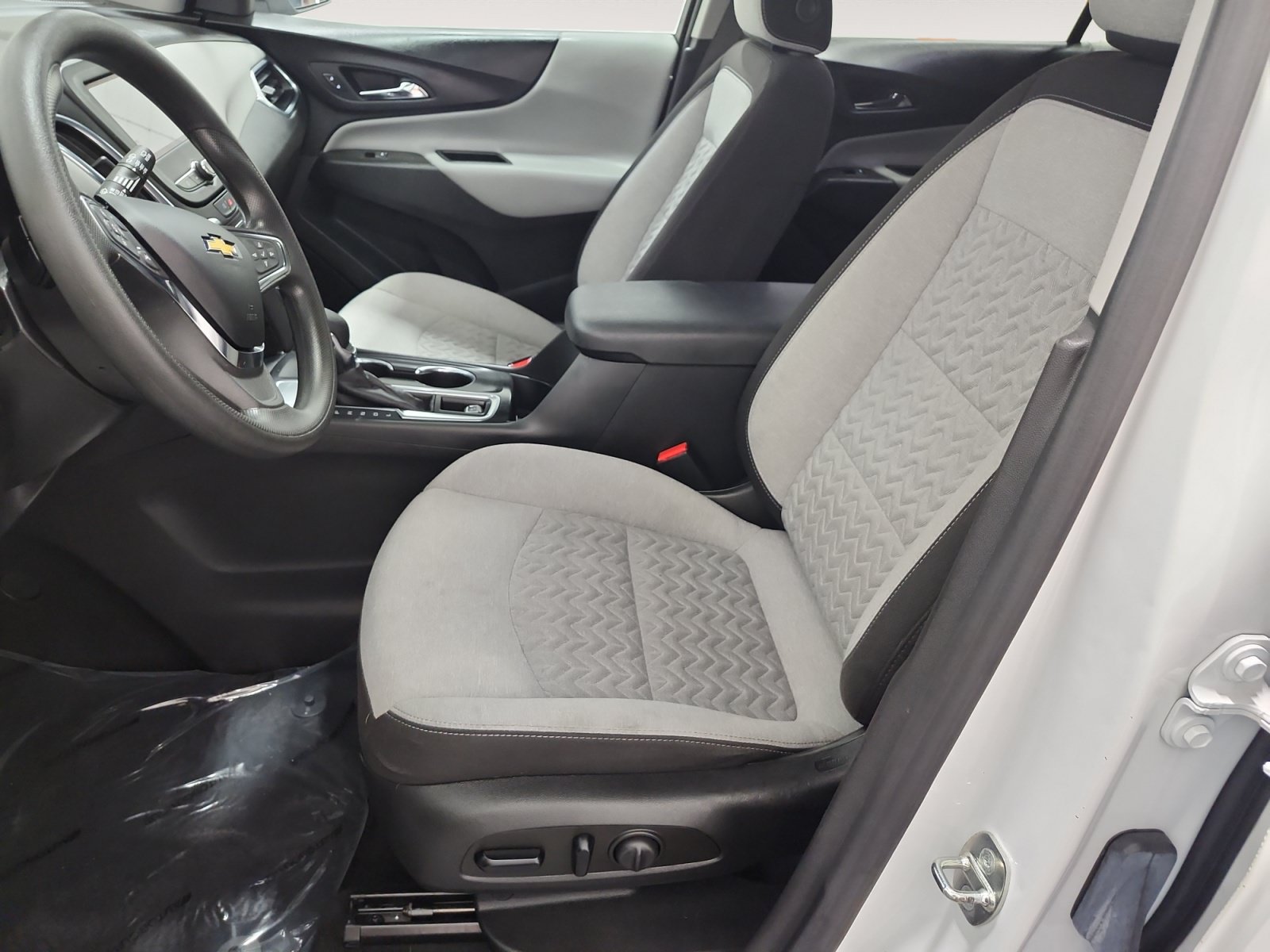 Used 2023 Chevrolet Equinox LS FWD image 9