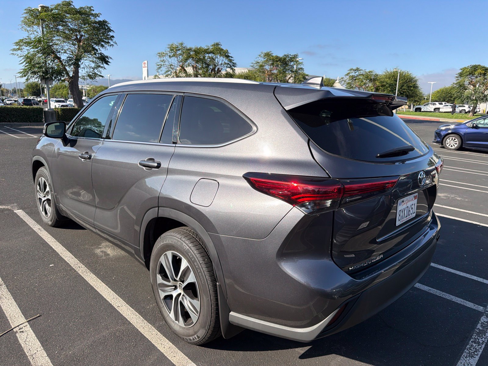 Used 2022 Toyota Highlander XLE AWD/4WD image 4