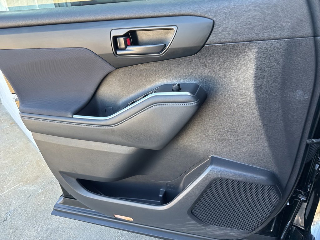 Used 2022 Toyota Highlander L image 20