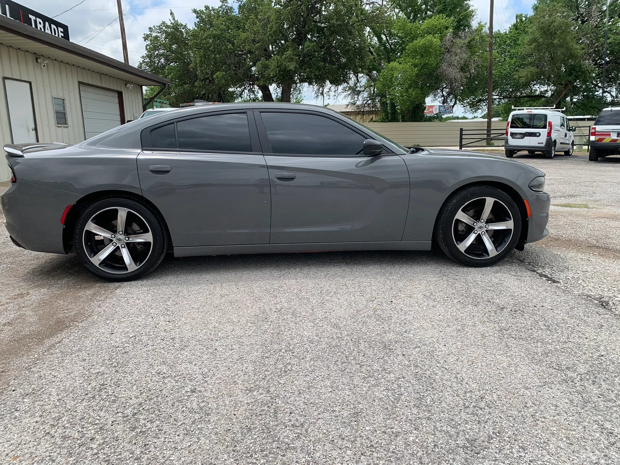 Used 2017 Dodge Charger SXT RWD image 1
