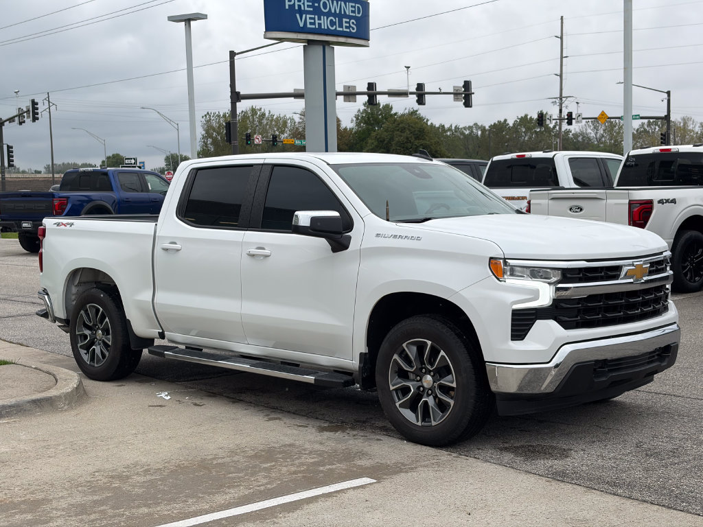 Used 2024 Chevrolet Silverado 1500 LT w/ Leather Package AWD/4WD image 7