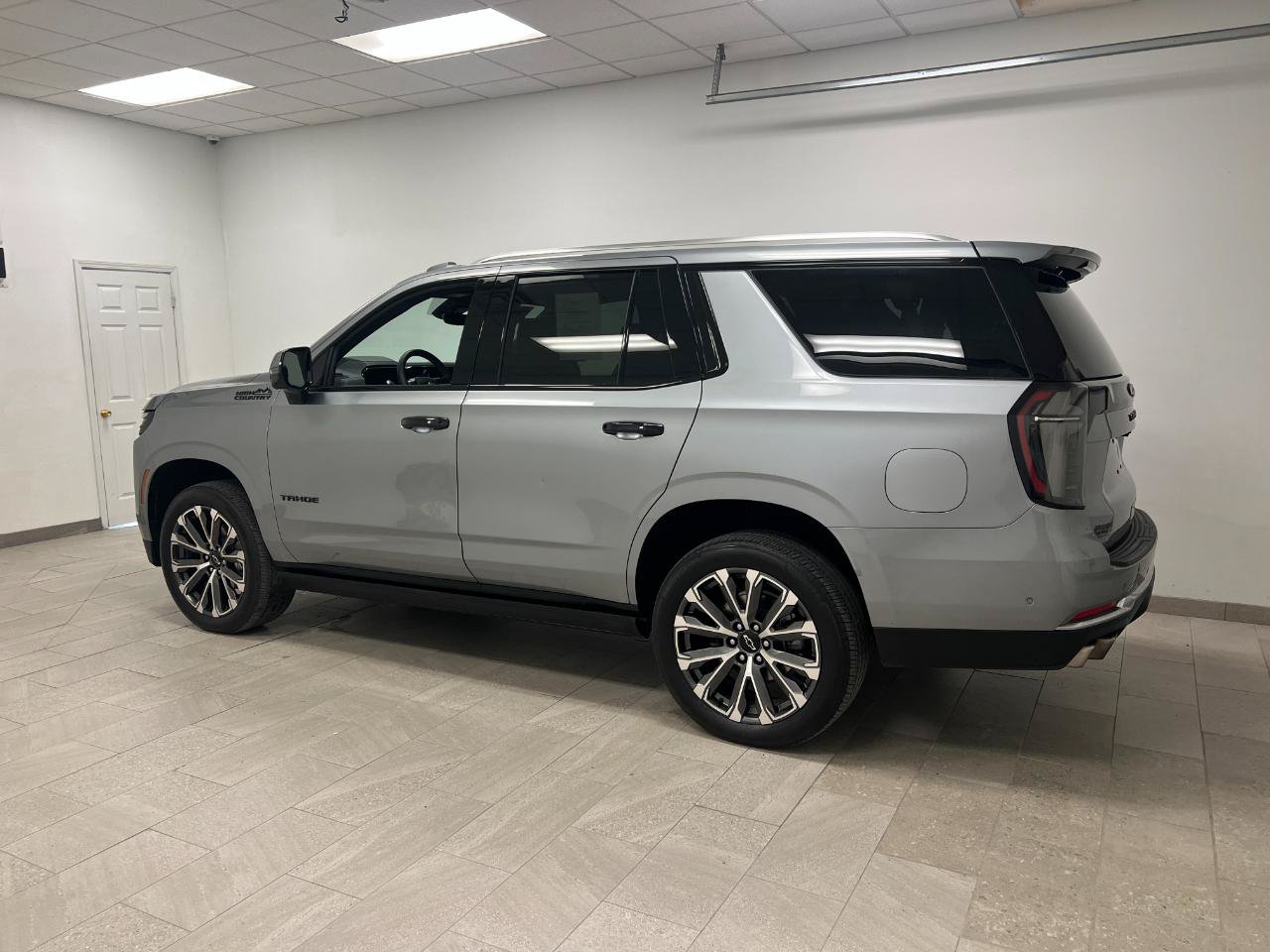 Used 2025 Chevrolet Tahoe High Country AWD/4WD image 11