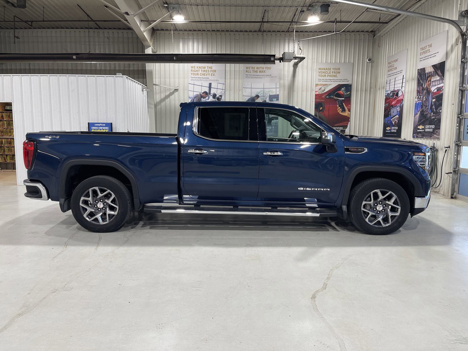 Used 2023 GMC Sierra 1500 SLT w/ SLT Premium Package AWD/4WD image 9