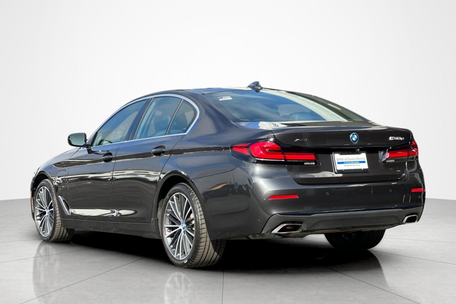 Used 2023 BMW 530e xDrive w/ Premium Package AWD/4WD image 3