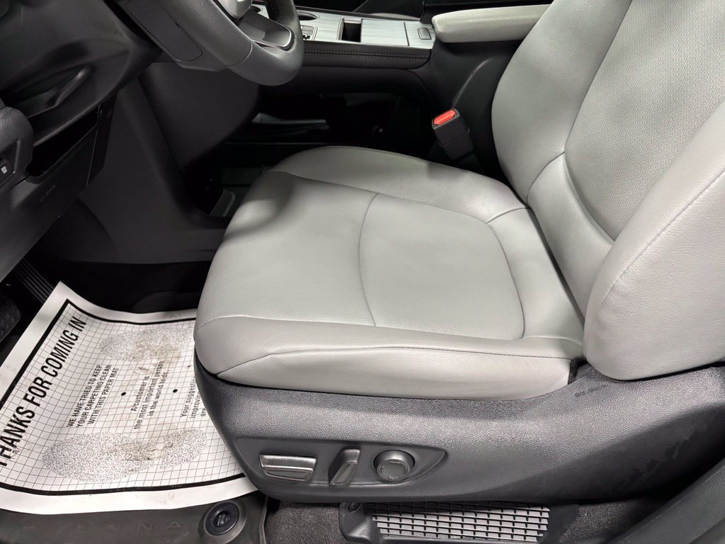 Used 2025 Toyota Sienna XLE AWD/4WD image 13