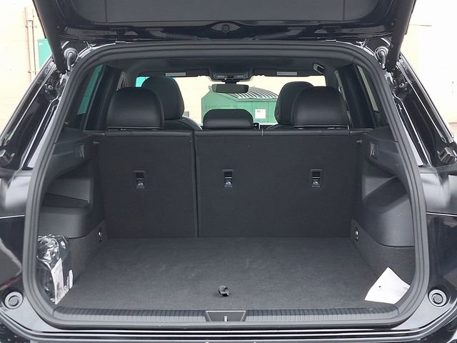 Certified 2025 Volkswagen Tiguan SE R-Line AWD/4WD image 30