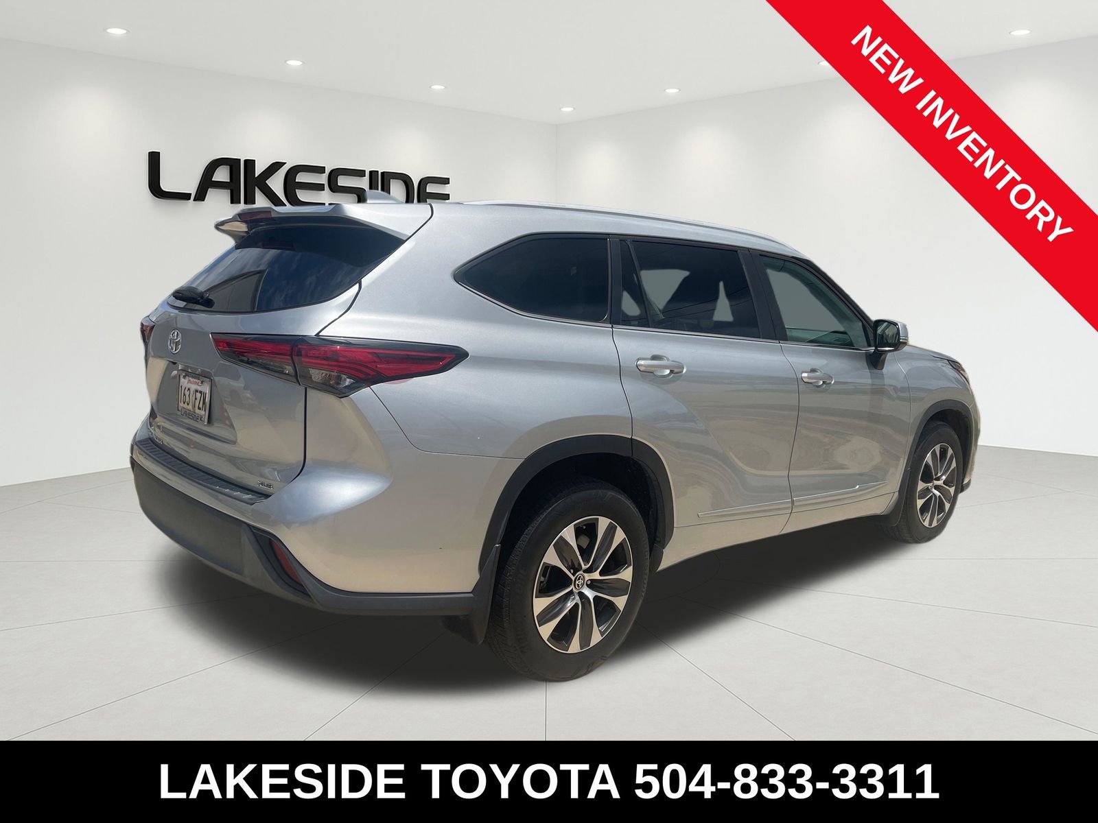 Used 2023 Toyota Highlander XLE FWD image 4