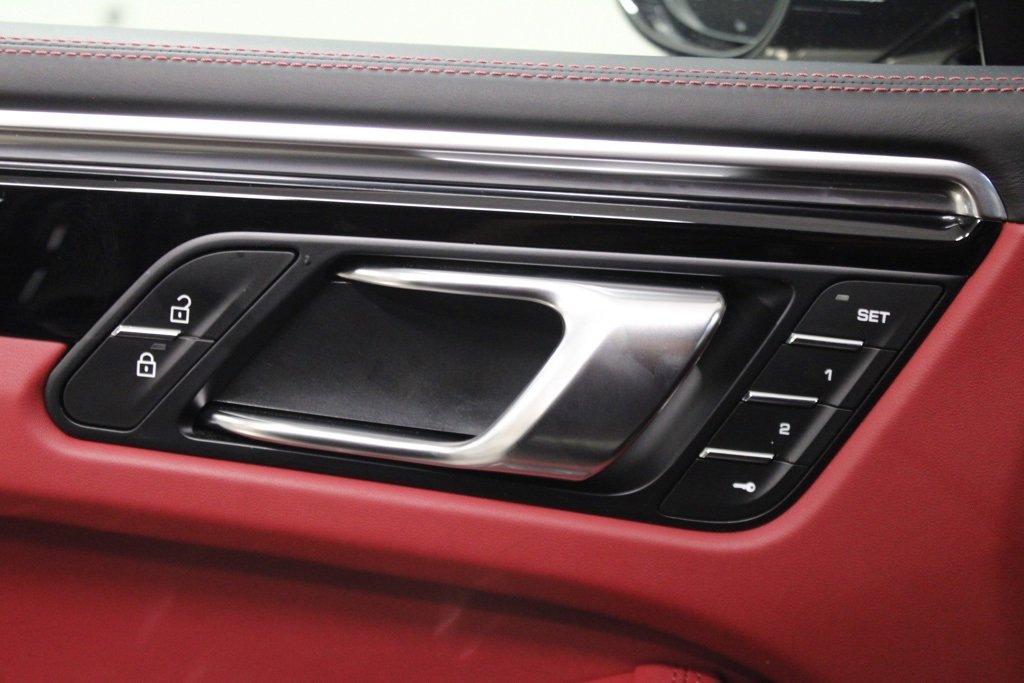 Certified 2025 Porsche Macan image 18