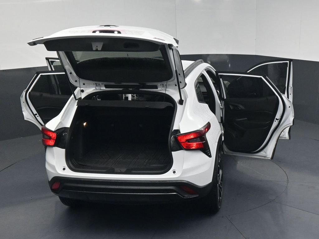 Used 2025 Chevrolet Trax RS FWD image 23