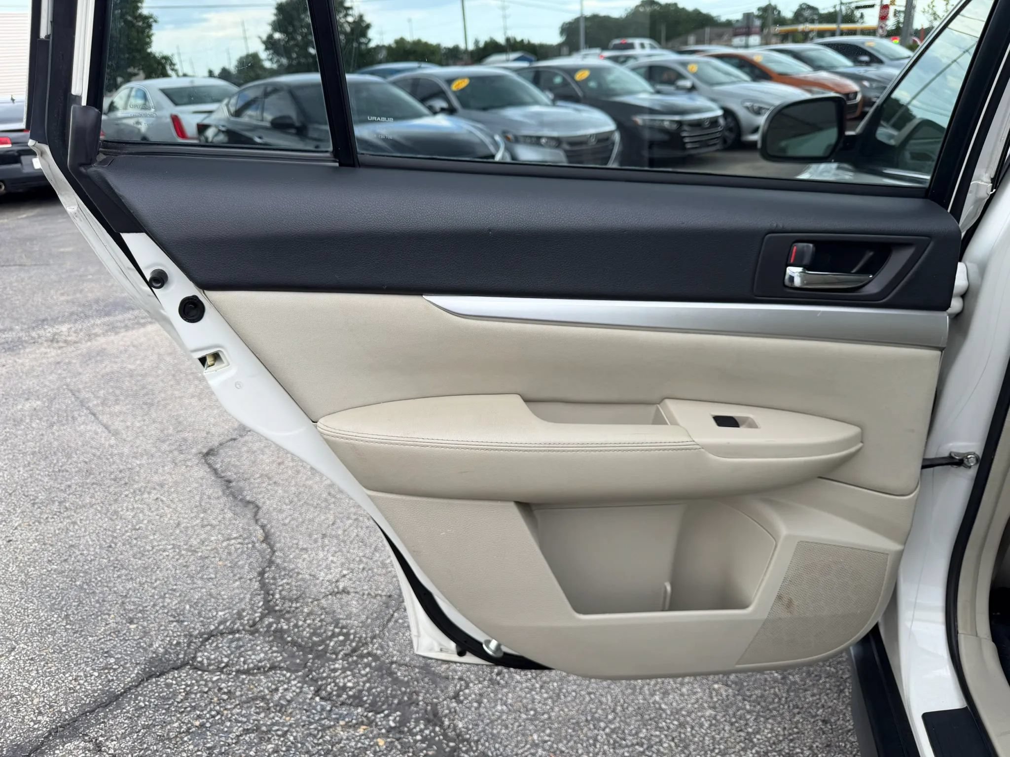 Used 2011 Subaru Outback 2.5i Premium w/ All-Weather Pkg AWD/4WD image 17