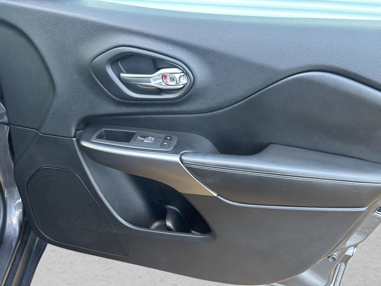 Used 2020 Jeep Cherokee Latitude Plus image 36