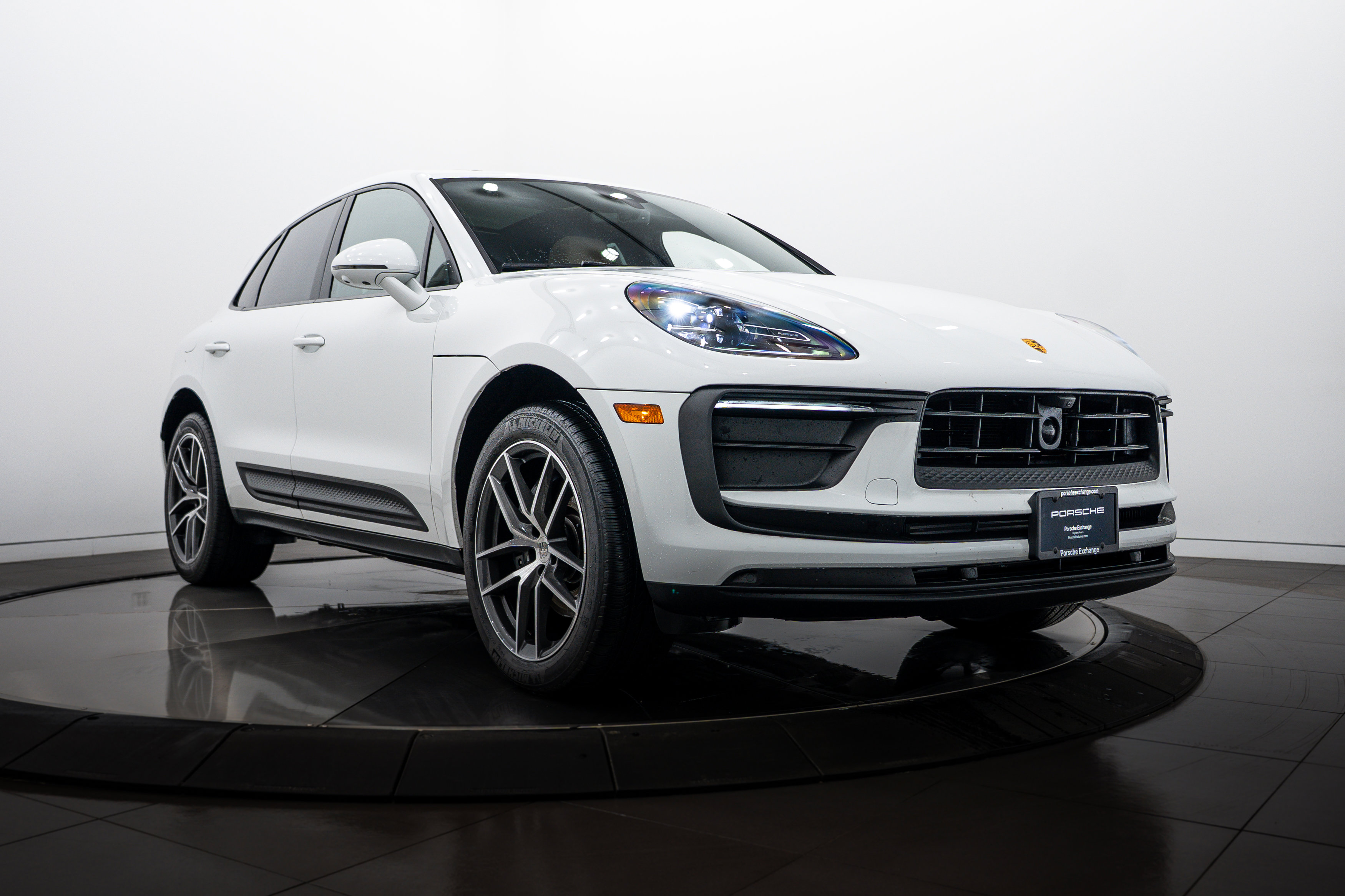 Certified 2025 Porsche Macan image 9