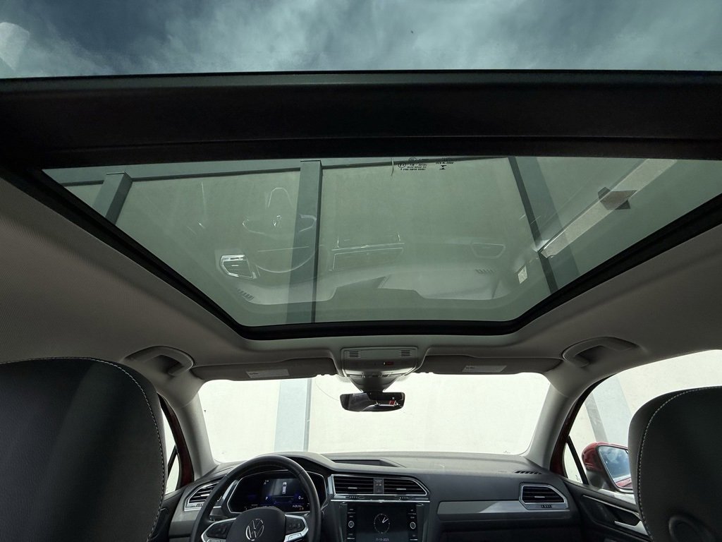 Used 2022 Volkswagen Tiguan SE w/ Panoramic Sunroof Package image 7
