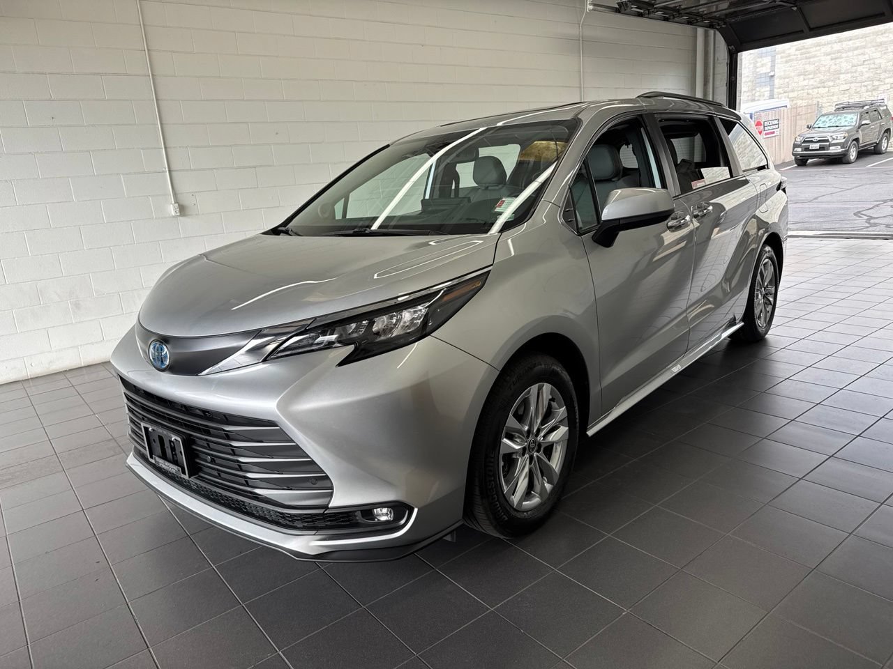 Certified 2025 Toyota Sienna XLE w/ XLE Plus Package AWD/4WD image 4