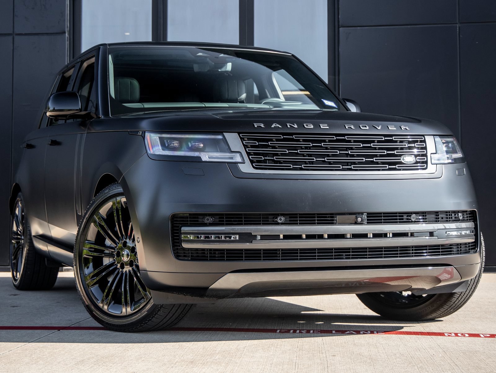 Used 2025 Land Rover Range Rover SE AWD/4WD image 2