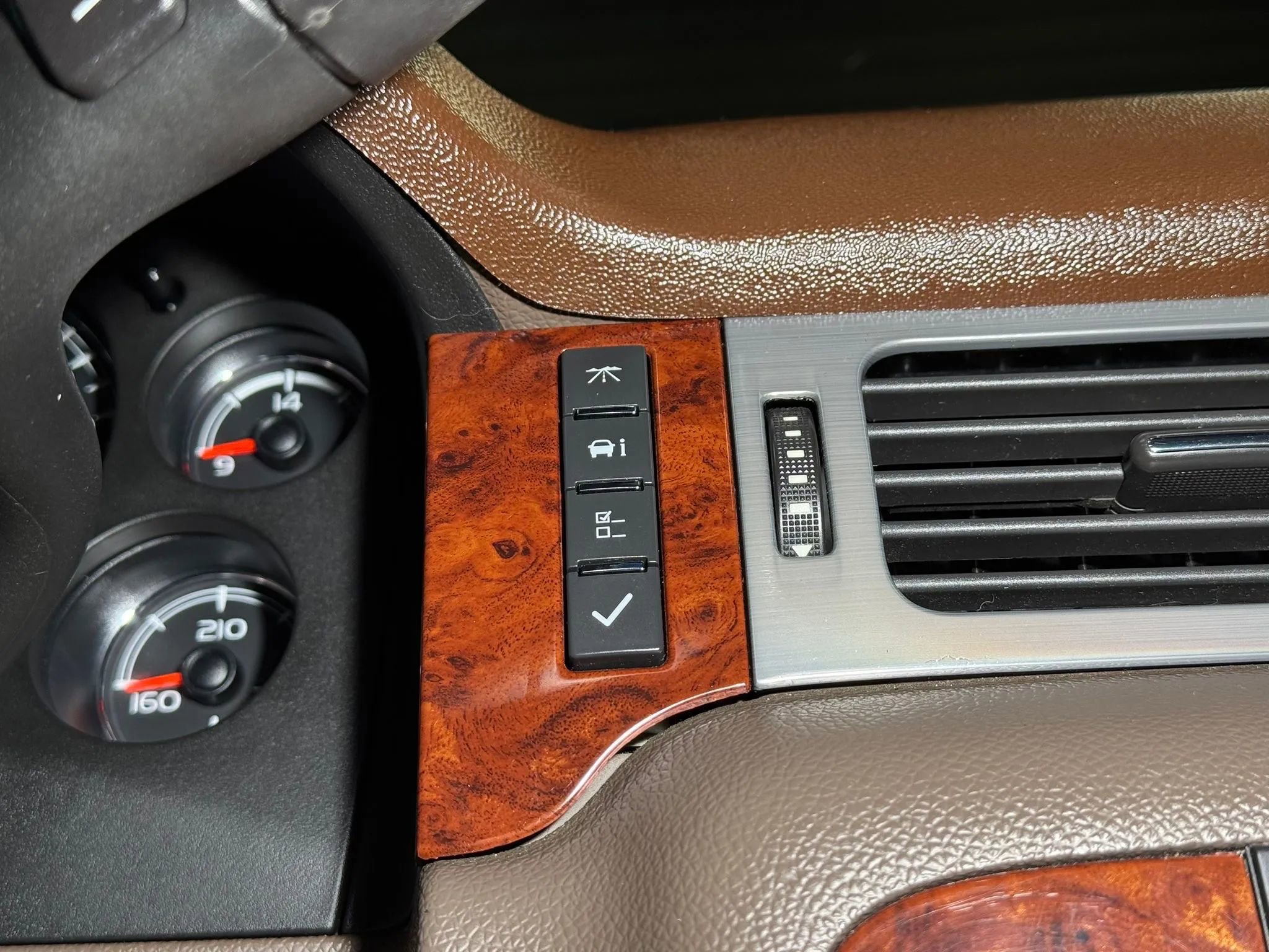 Used 2012 Chevrolet Suburban LTZ image 41