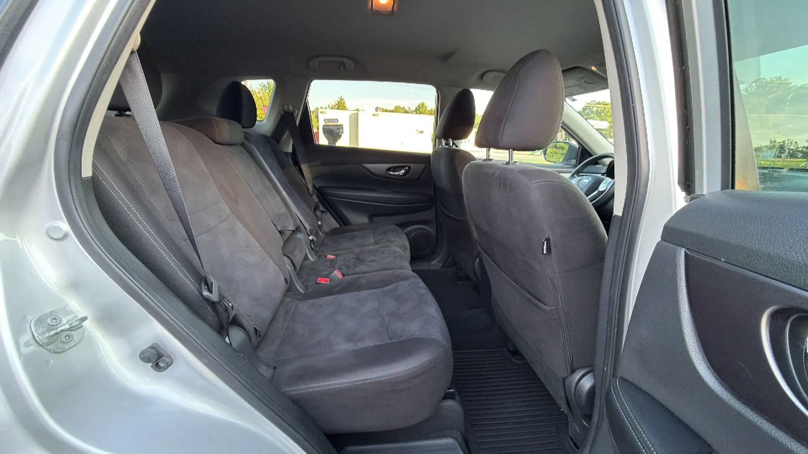 Used 2015 Nissan Rogue SV AWD/4WD image 46