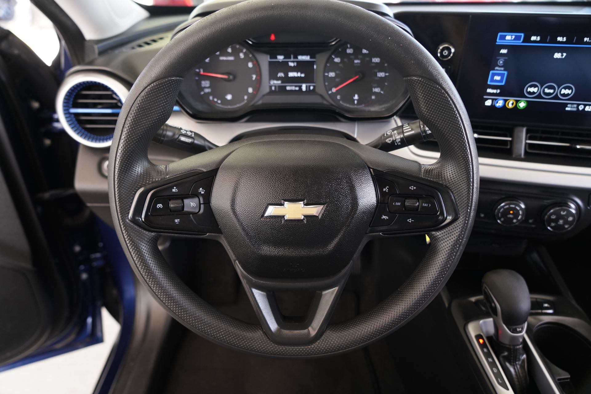 Used 2024 Chevrolet Trax LS w/ LS Convenience Package FWD image 11