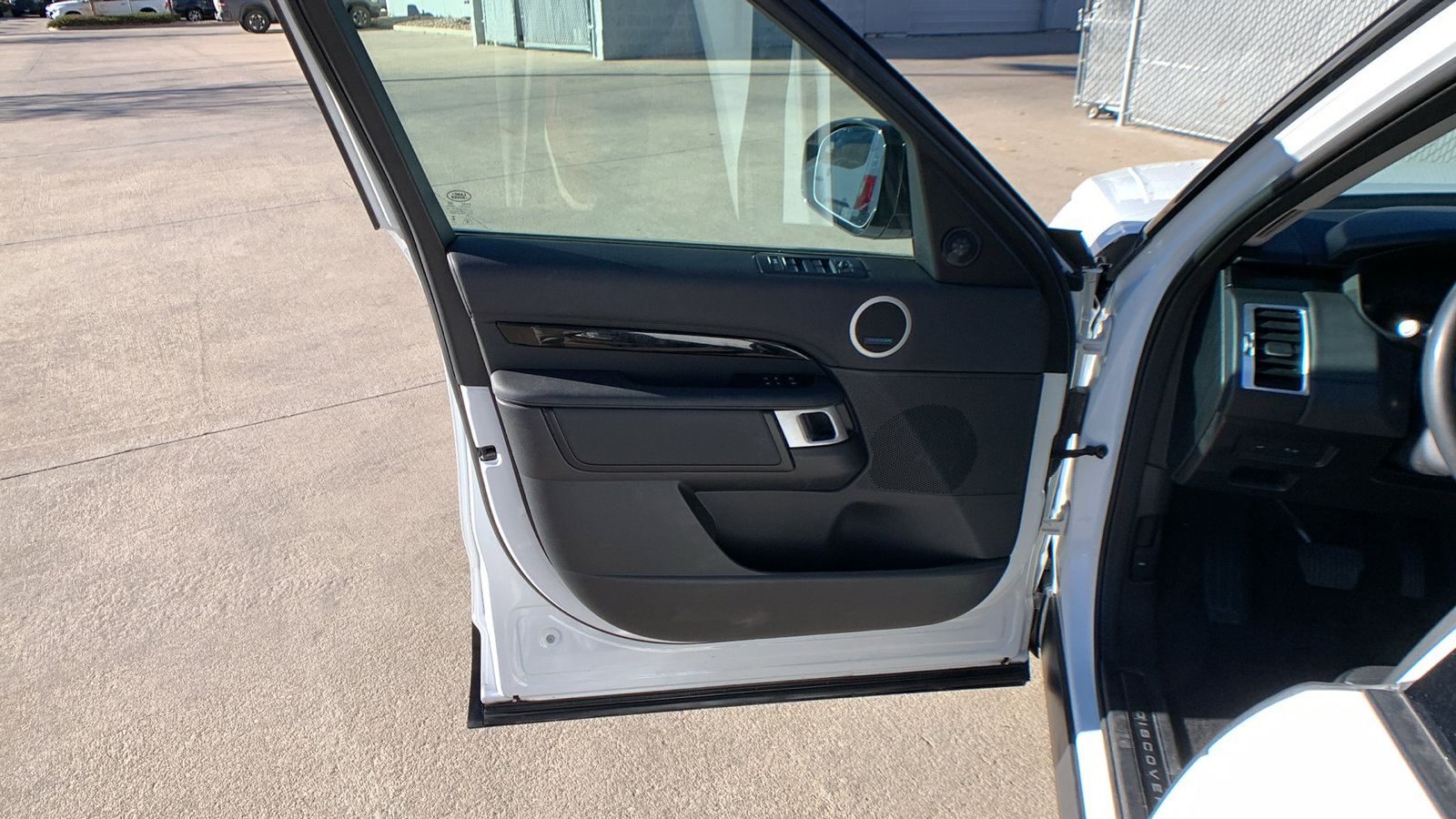 Used 2024 Land Rover Discovery S image 11