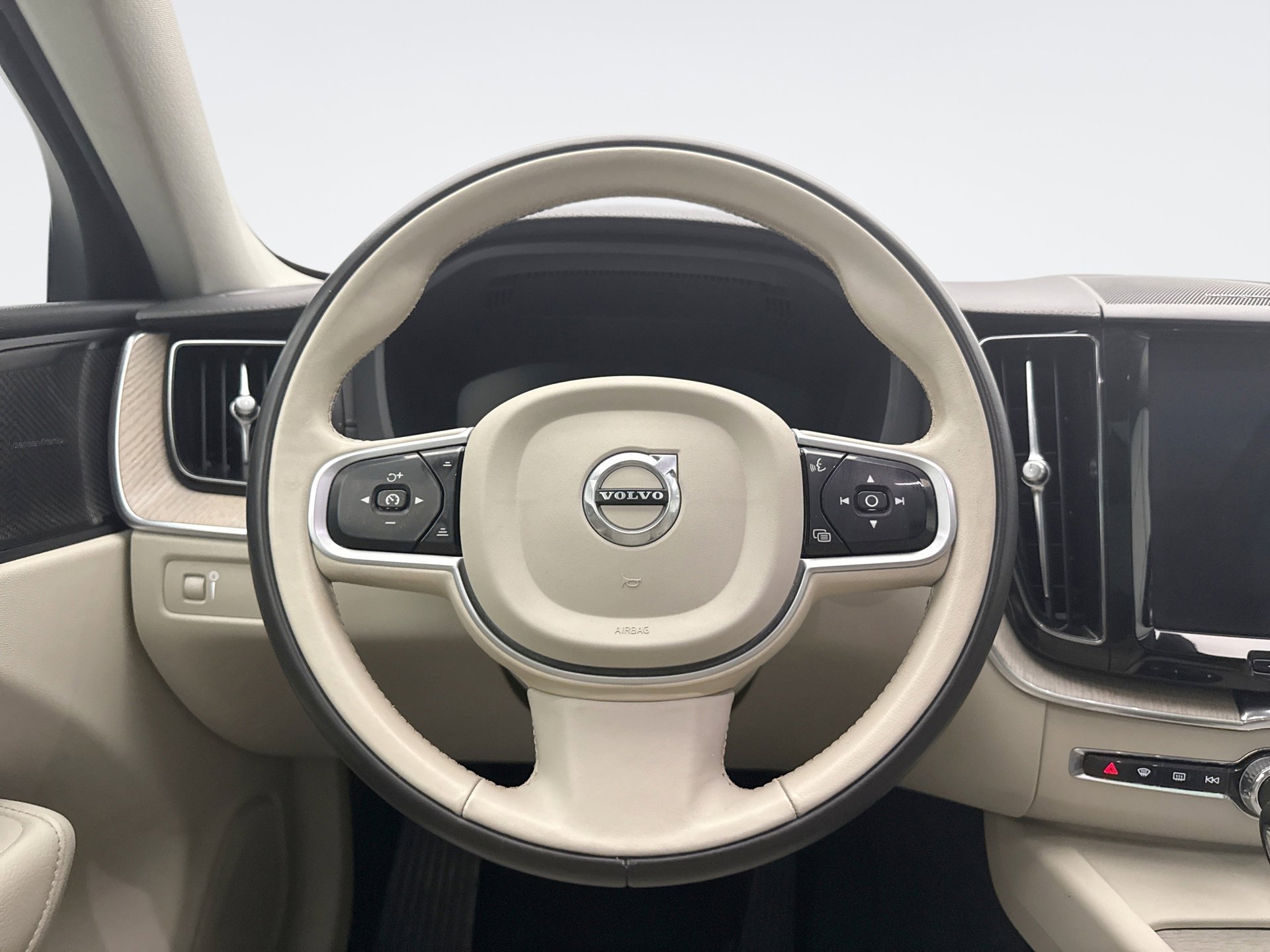 Used 2020 Volvo XC60 T6 Inscription w/ Protection Package Premier image 12