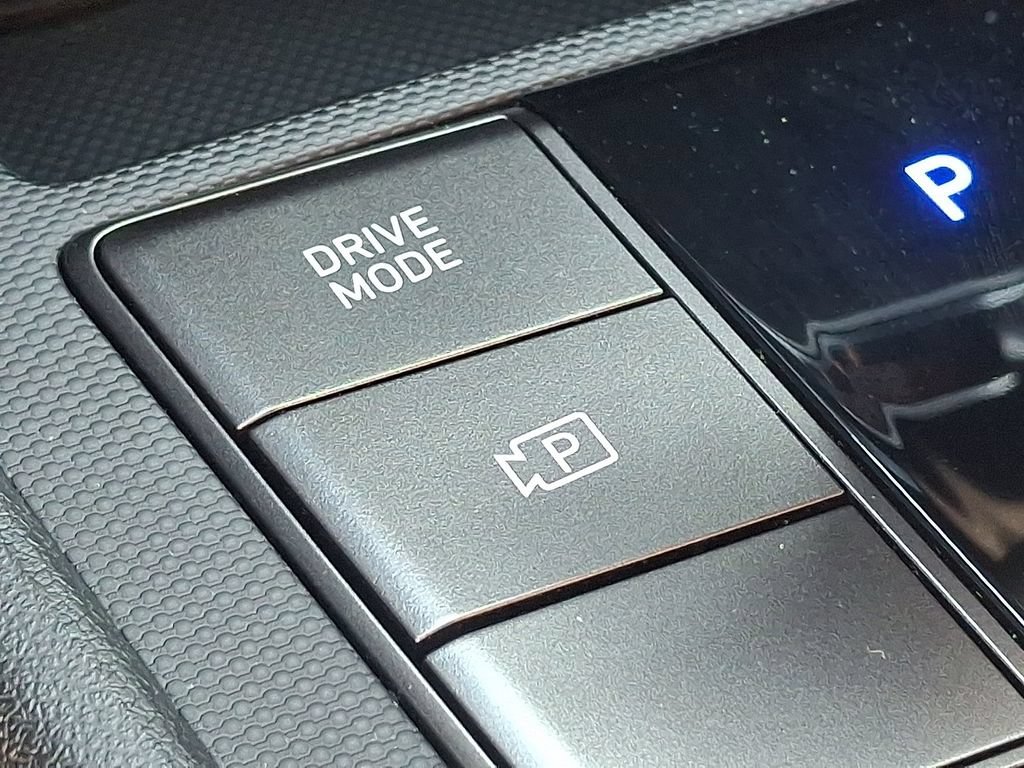 Used 2025 Hyundai Elantra SEL FWD image 28