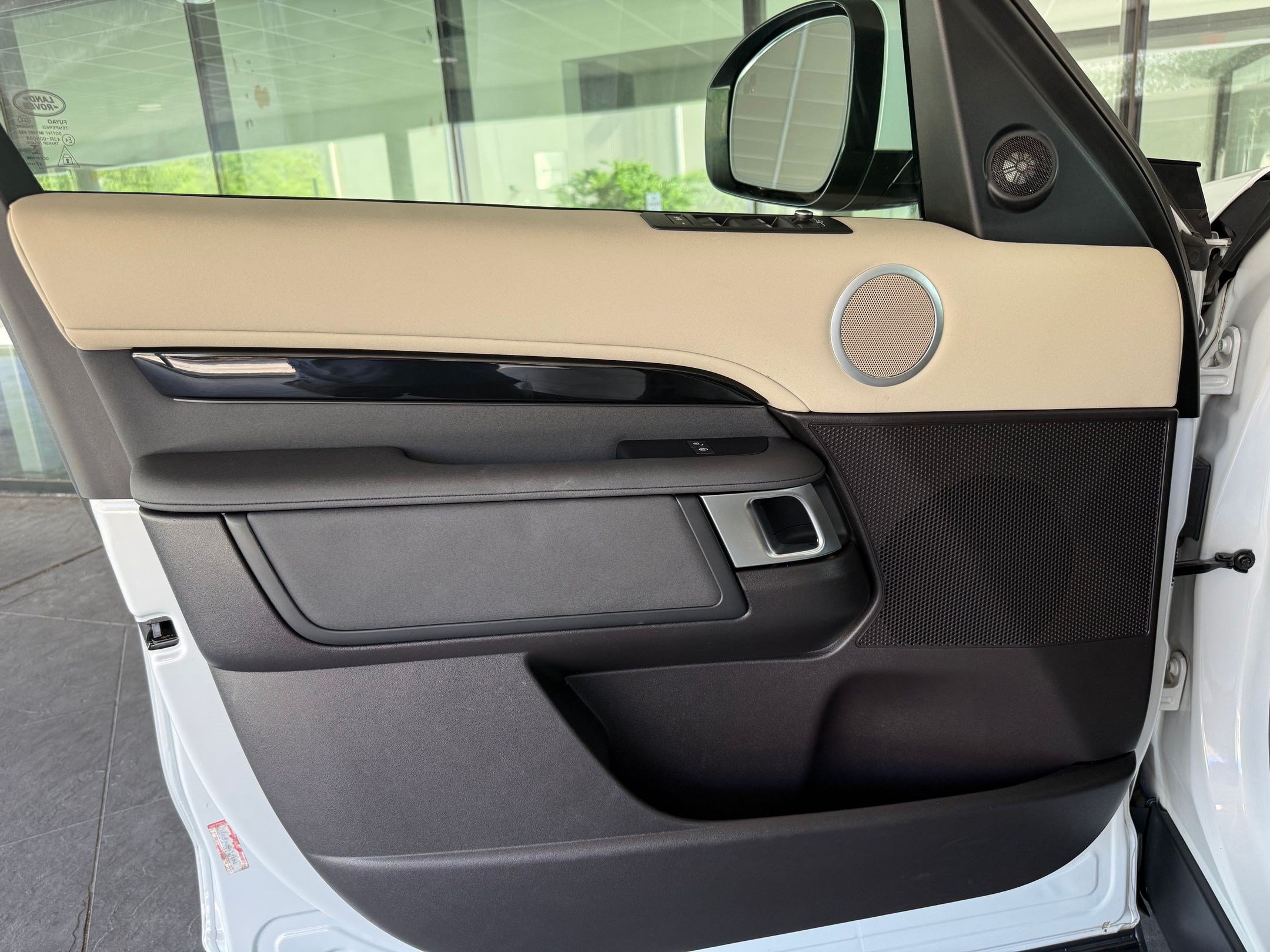 Used 2018 Land Rover Discovery SE AWD/4WD image 29