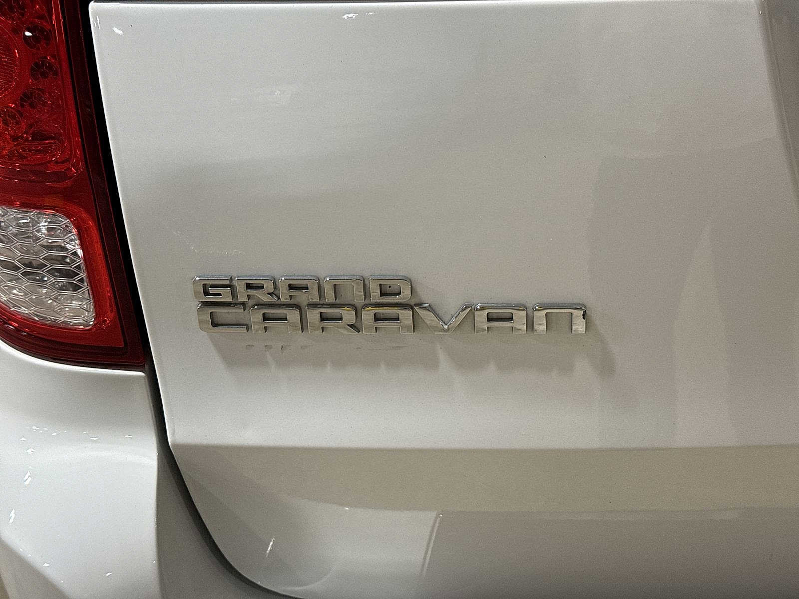 Used 2019 Dodge Grand Caravan SE w/ UConnect Hands-Free Group image 25