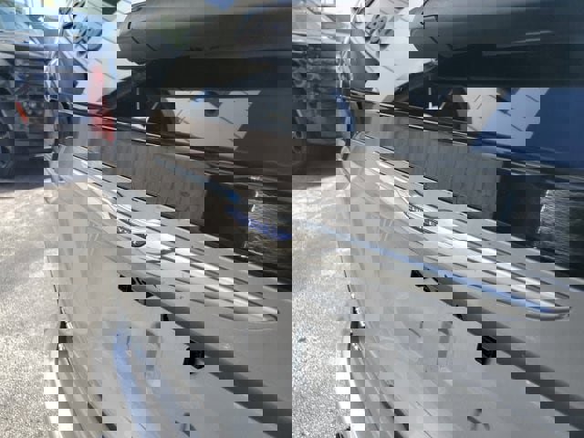 Used 2018 Chrysler Pacifica Touring-L w/ Tire & Wheel Group image 10