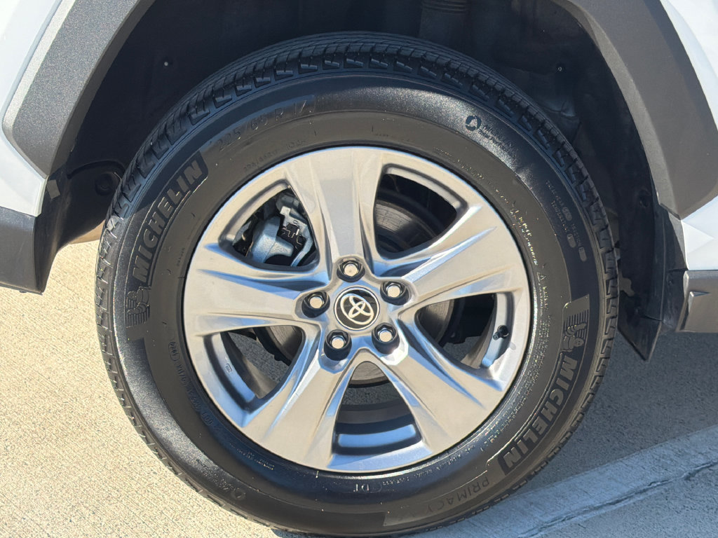 Used 2025 Toyota RAV4 XLE AWD/4WD image 7