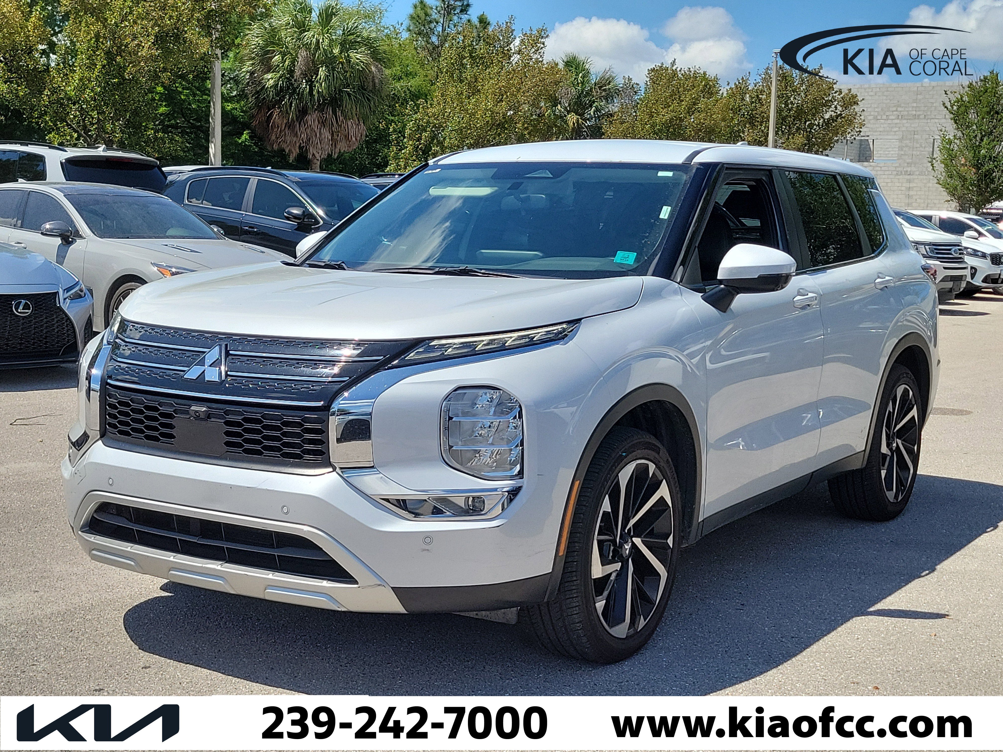 Used 2023 Mitsubishi Outlander SE Black Edition FWD image 3