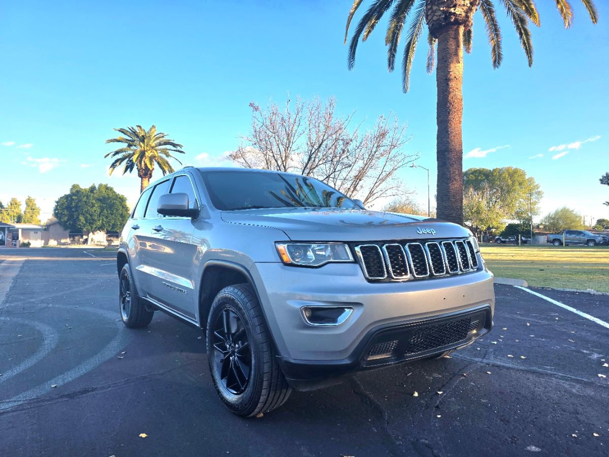 Used 2018 Jeep Grand Cherokee Laredo image 1