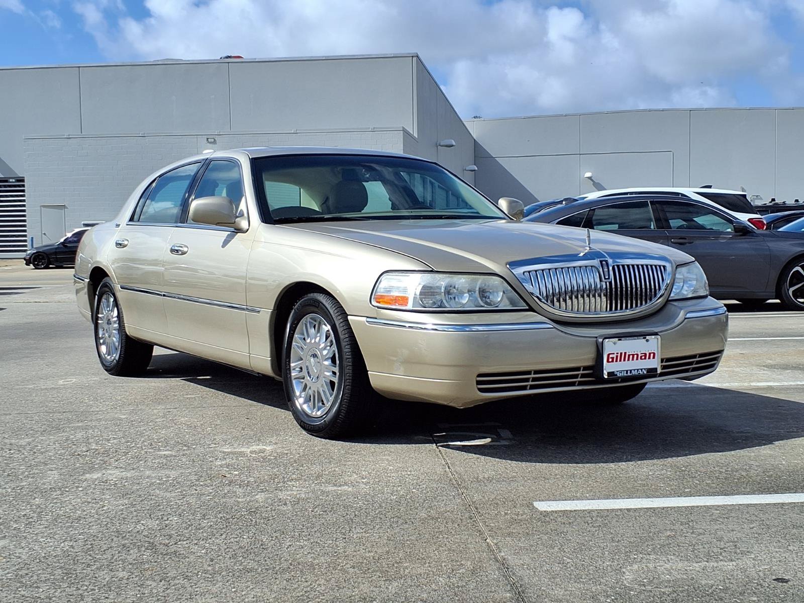 Used 2007 Lincoln Town Car Signature Limited RWD image 2